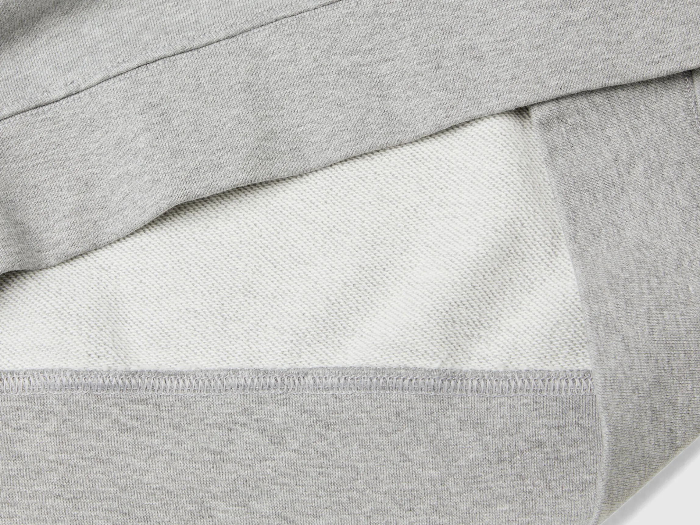 Sweatshirt with logo patch