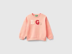 Sweatshirt with petal look applique