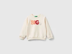 Sweatshirt with petal look applique