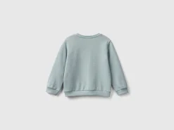 Sweatshirt with petal look applique