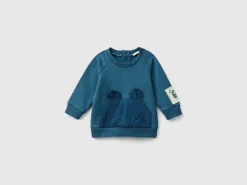Sweatshirt with pocket and applique