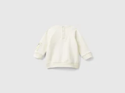 Sweatshirt with pocket and applique