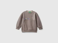 Sweatshirt with pockets