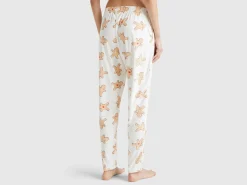 Trousers with biscuit print