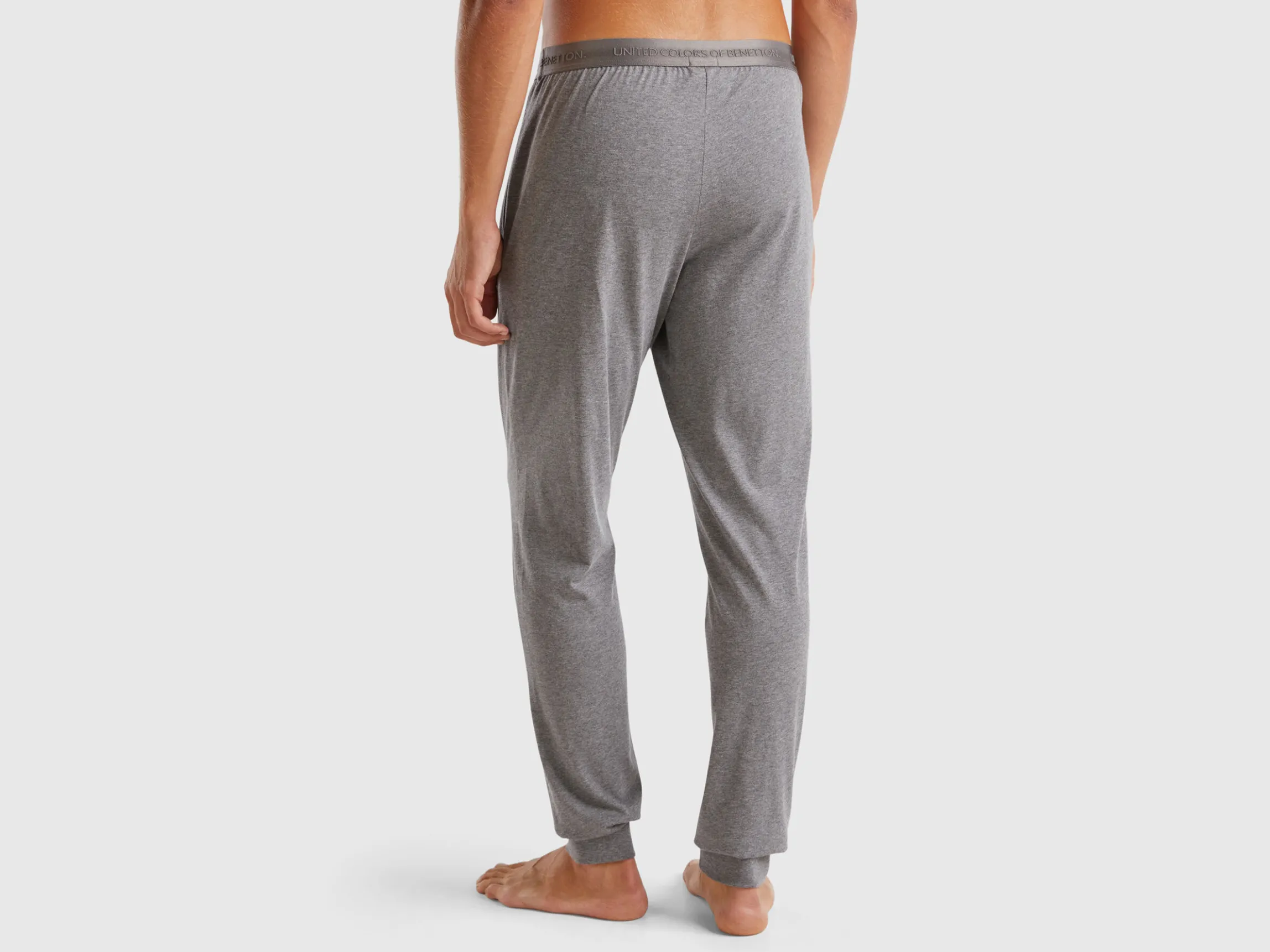 Trousers with elastic logo