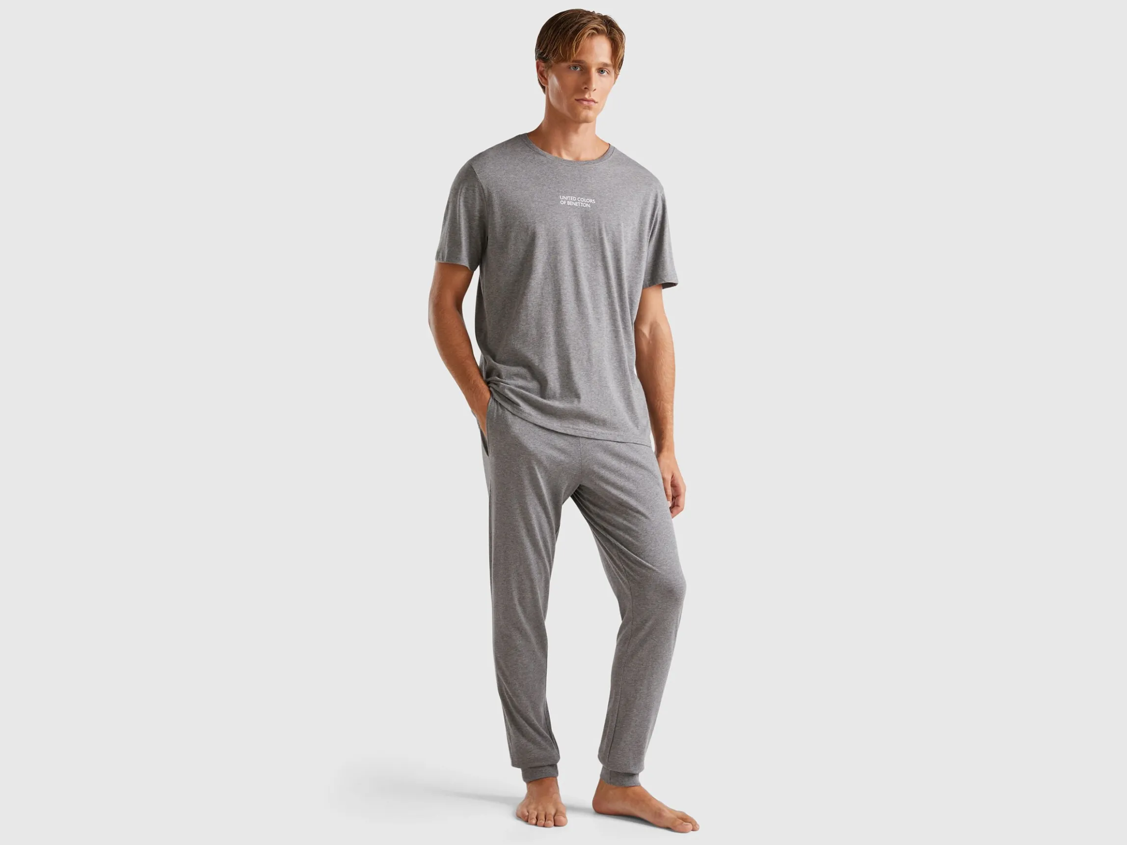 Trousers with elastic logo