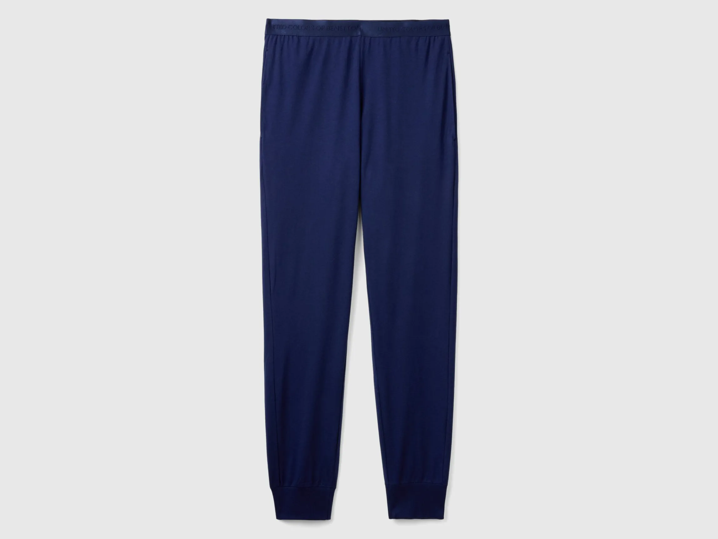Trousers with elastic logo