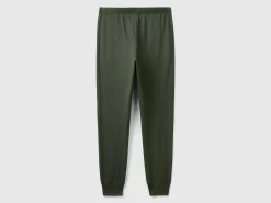 Trousers with elastic logo