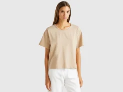 T-shirt with opening at back
