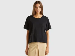 T-shirt with opening at back