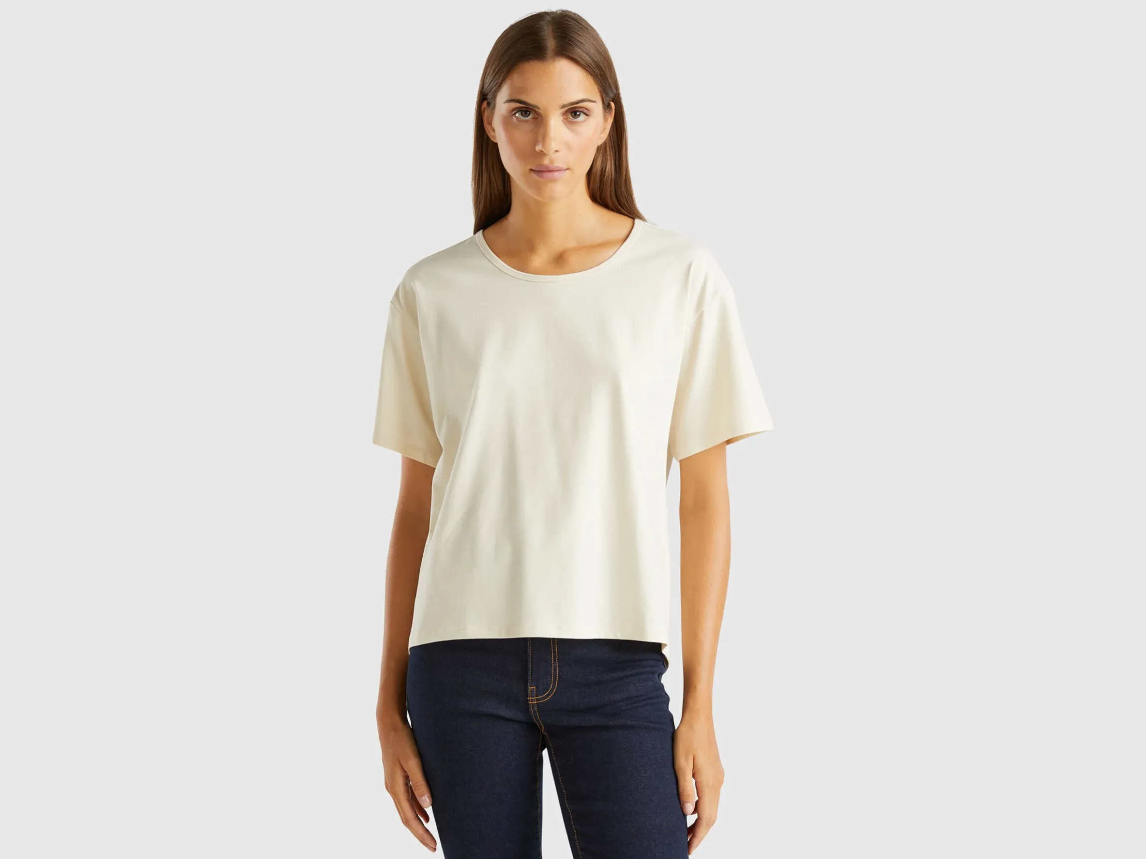 T-shirt with opening at back
