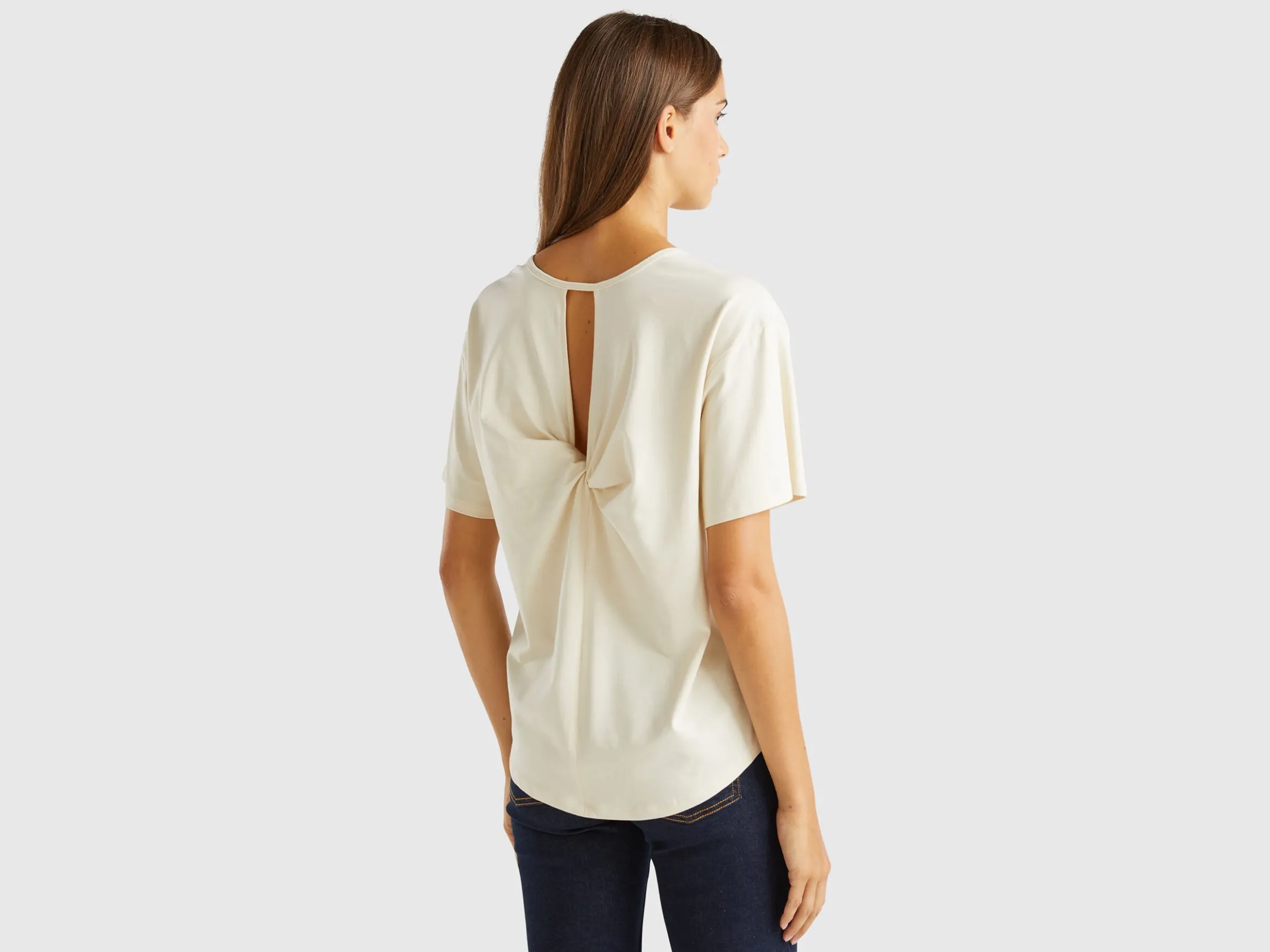 T-shirt with opening at back