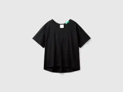 T-shirt with opening at back