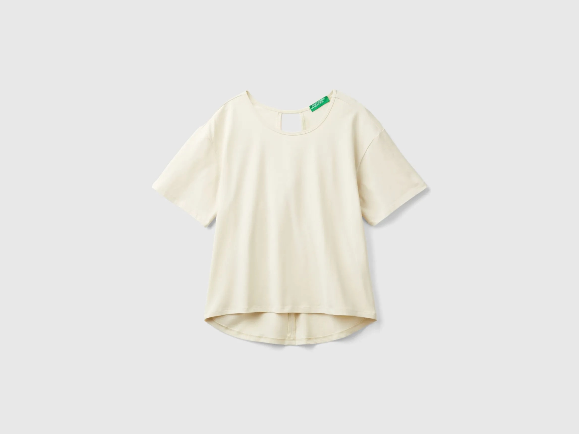 T-shirt with opening at back