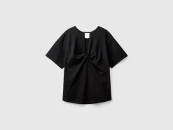 T-shirt with opening at back