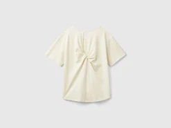 T-shirt with opening at back