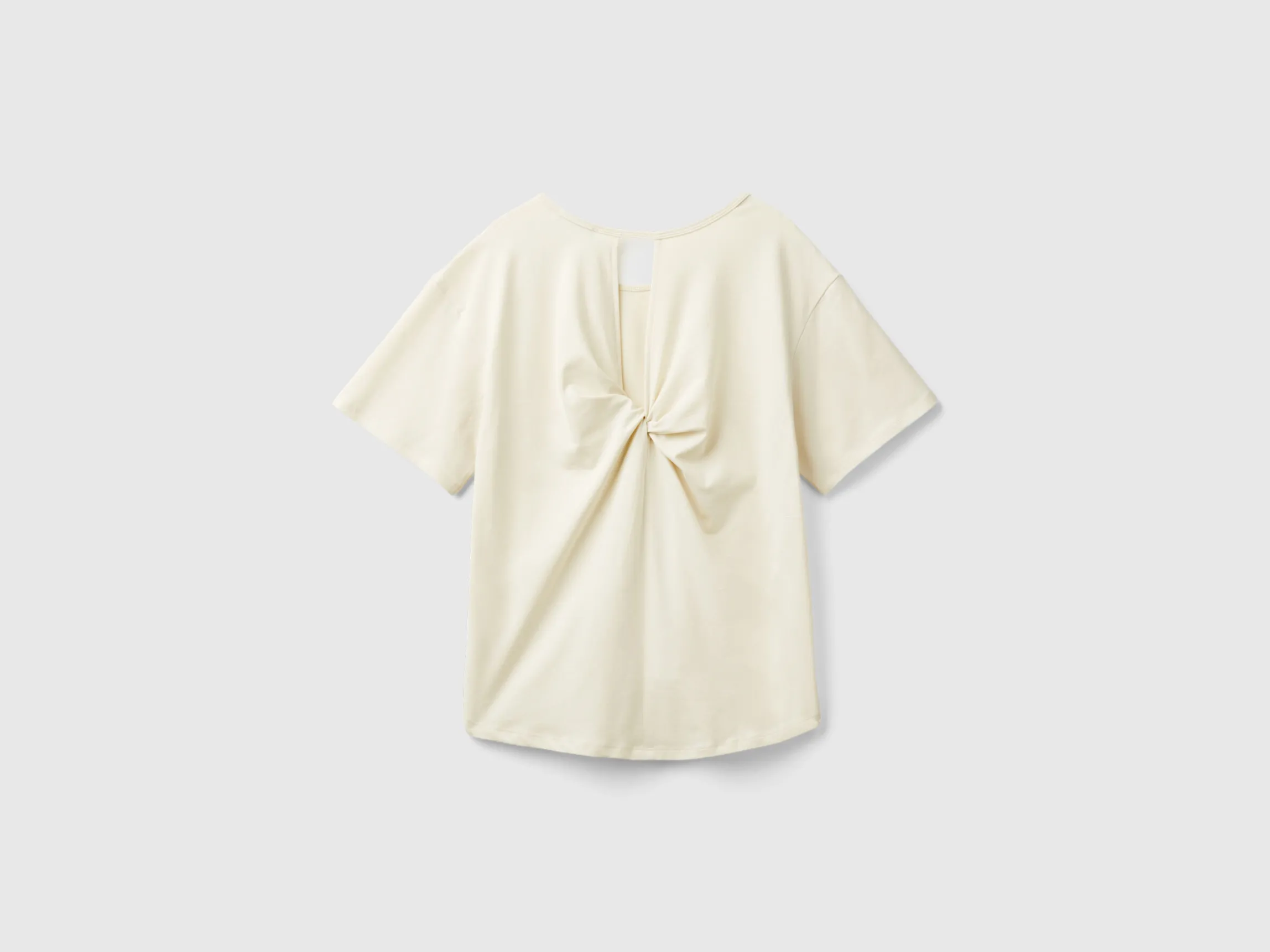 T-shirt with opening at back