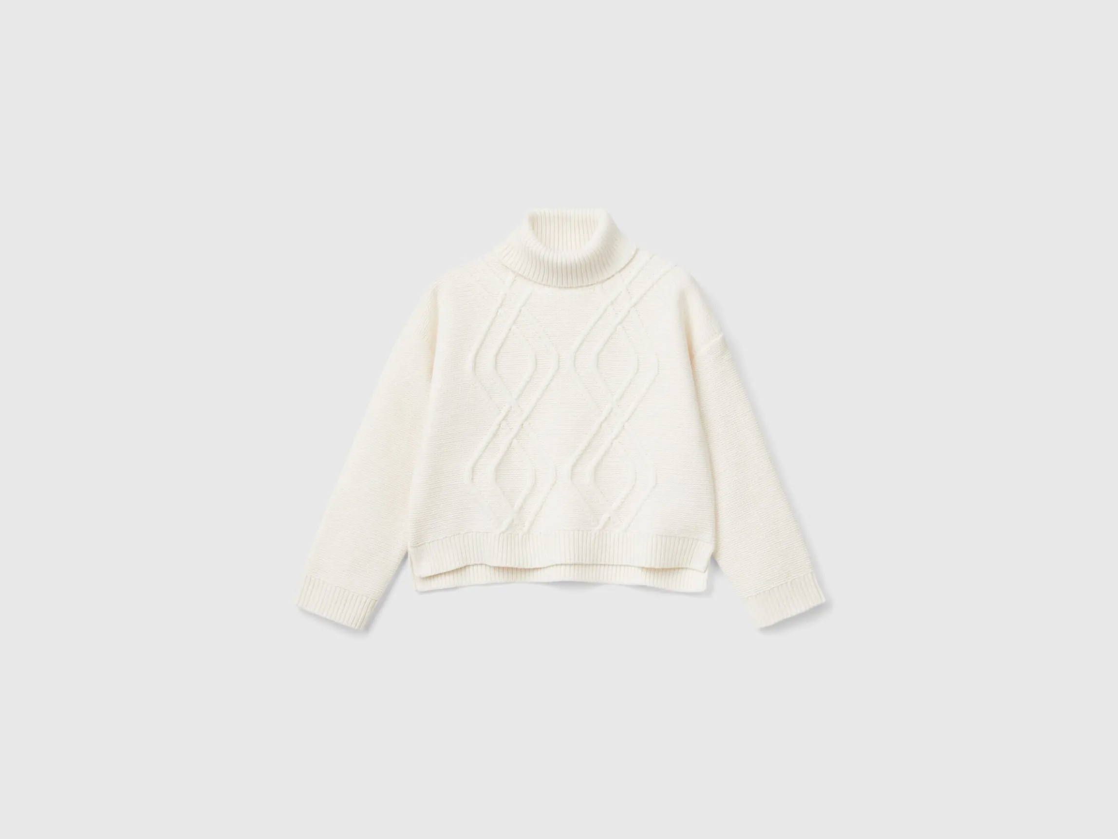 Turtleneck sweater with diamonds