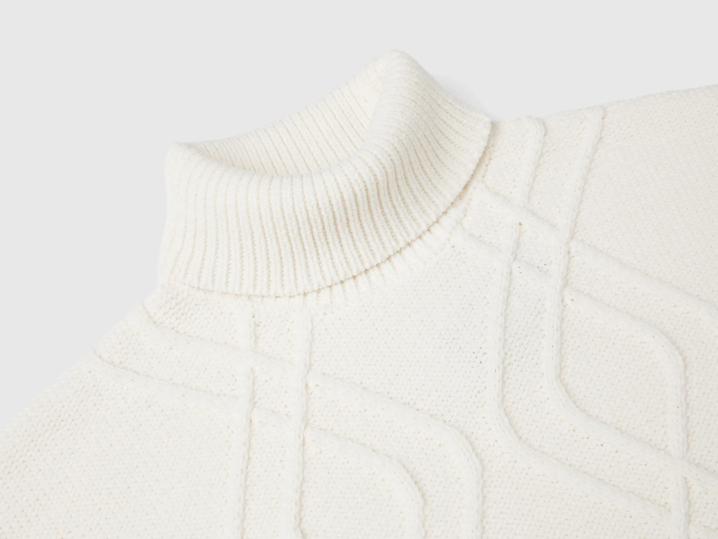 Turtleneck sweater with diamonds