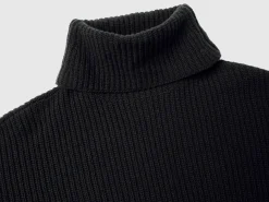 Turtleneck with wide collar