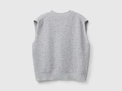 Vest with cable knit