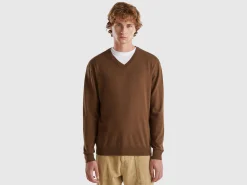 V-neck sweater in lightweight cotton blend
