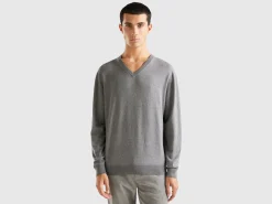 V-neck sweater in lightweight cotton blend
