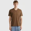 V-neck t-shirt in 100% cotton