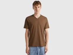V-neck t-shirt in 100% cotton