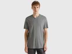 V-neck t-shirt in 100% cotton