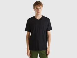 V-neck t-shirt in 100% cotton