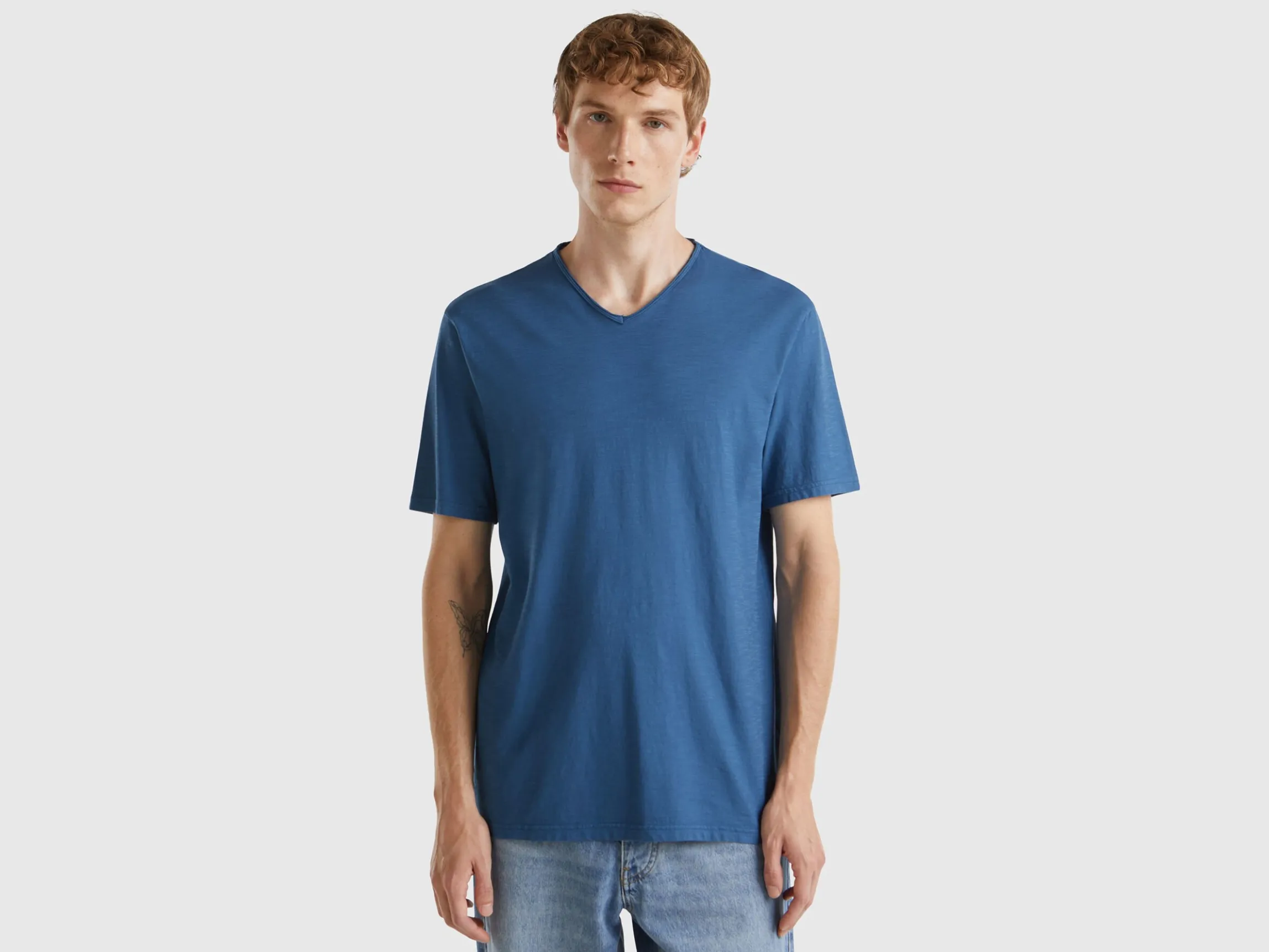 V-neck t-shirt in 100% cotton