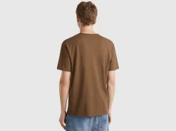 V-neck t-shirt in 100% cotton