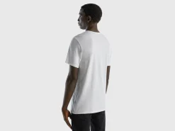 V-neck t-shirt in 100% cotton