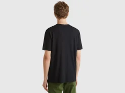 V-neck t-shirt in 100% cotton