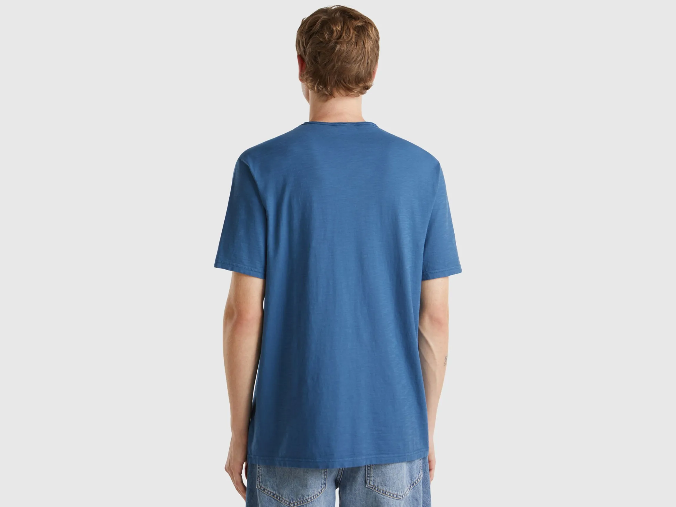 V-neck t-shirt in 100% cotton