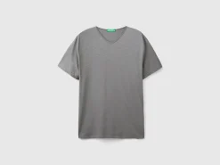 V-neck t-shirt in 100% cotton