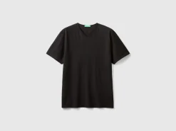 V-neck t-shirt in 100% cotton