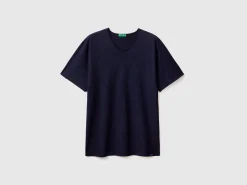 V-neck t-shirt in 100% cotton