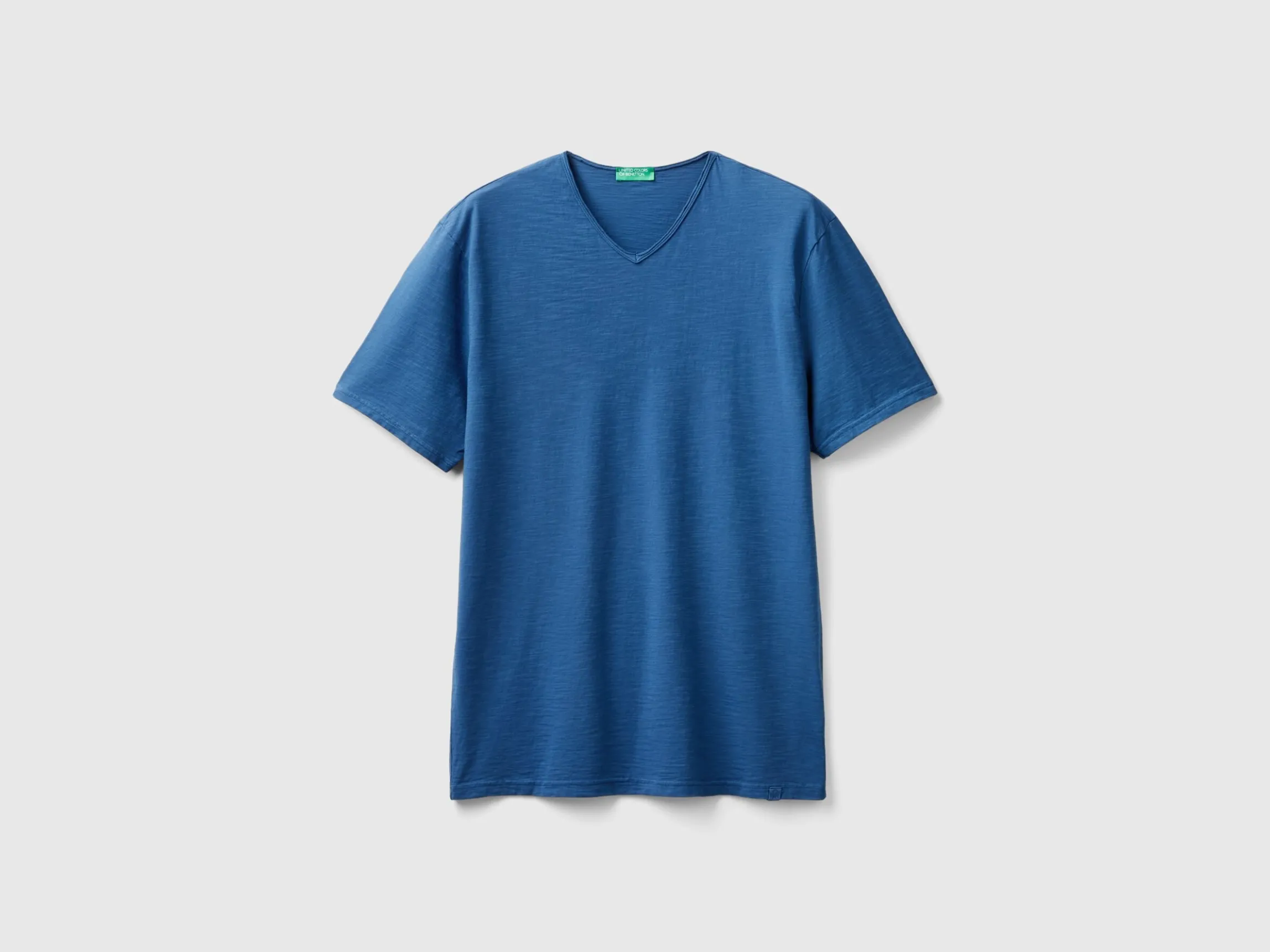 V-neck t-shirt in 100% cotton