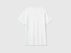 V-neck t-shirt in 100% cotton