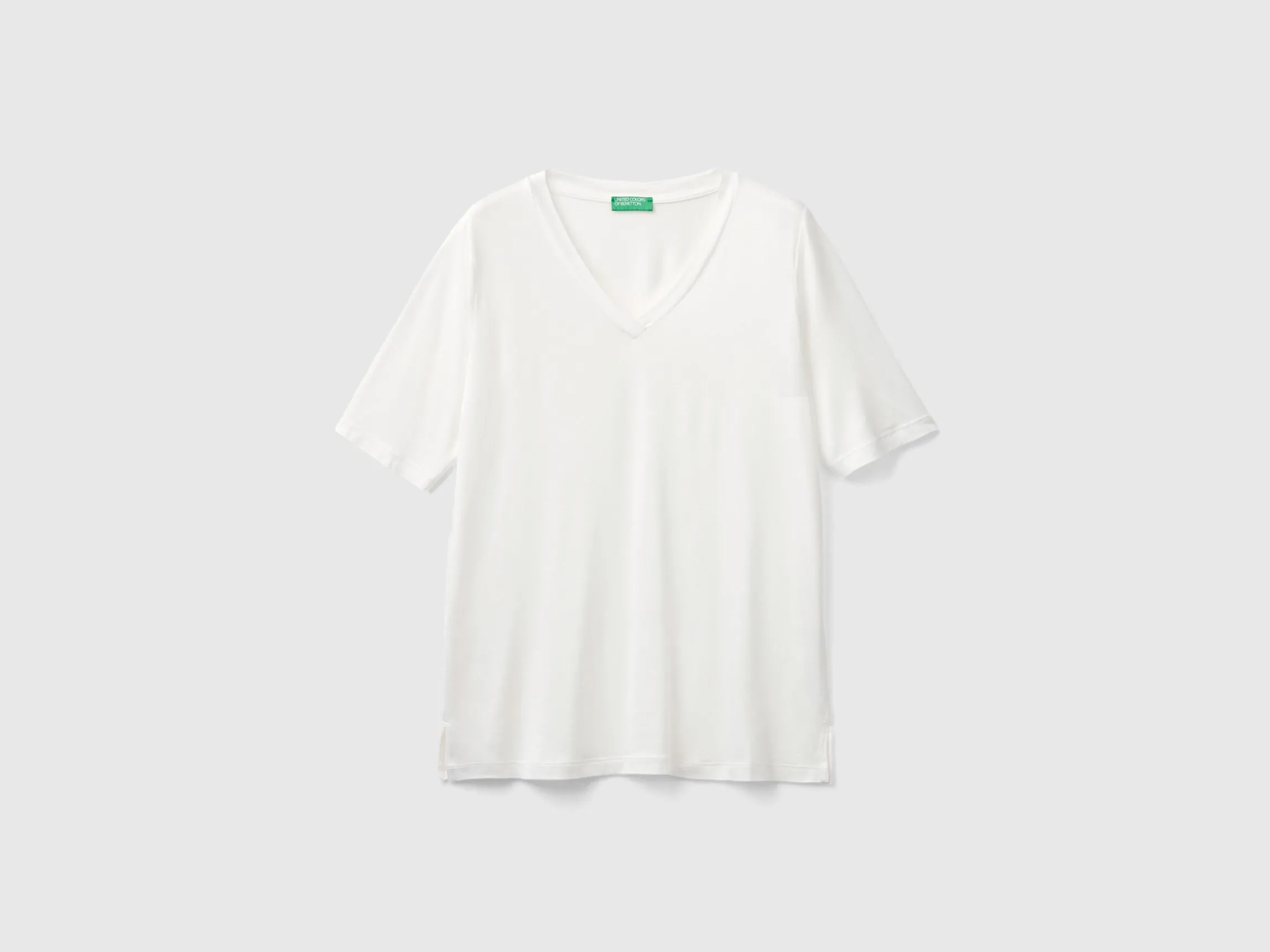 V-neck t-shirt in stretch viscose