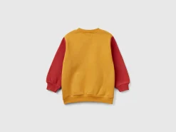 Warm hoodie with kangaroo pocket