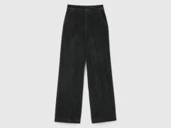 Wide velvet trousers