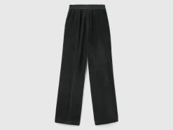 Wide velvet trousers